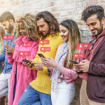 orang-orang dengan telepon